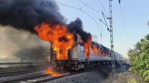 Breaking Rail News: Rajdhani Express के 2 कोच में लगी आग, यात्रियों में मचा हड़कंप
