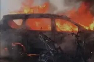 Bhopal के रचना टॉवर में कार में आग: इलेक्ट्रिक टू-व्हीलर से शुरू हुई आग, फिर पूरी कार जलकर खाक