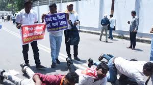 UP 69000 Teacher Recruitment Protest: कीड़ों की तरह रेंगकर पहुंचे अभ्यर्थी, आरक्षण विवाद पर अनोखा प्रदर्शन