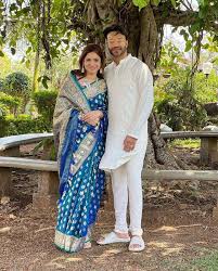 टीवी इंडस्ट्री की मशहूर अभिनेत्री Ankita Lokhande एक बार फिर अपने सादगी भरे अंदाज को लेकर चर्चा में हैं। इस बार अंकिता अपने बिजनेसमैन पति Vicky Jain के साथ एक आश्रम में गौ सेवा करती नजर आईं। सोशल मीडिया पर वायरल हो रहे वीडियो और तस्वीरों में अंकिता गायों की सेवा करते हुए गोबर उठाती दिखाई दे रही हैं। अंकिता और विक्की ने आश्रम पहुंचकर सिर्फ पूजा-पाठ ही नहीं किया, बल्कि वहां मौजूद गायों की सेवा में भी समय बिताया। दोनों ने बेहद साधारण कपड़ों में आश्रम का माहौल अपनाया और पूरी श्रद्धा के साथ सेवा कार्य किया। अंकिता का यह रूप देखकर फैंस भी उनकी जमकर तारीफ कर रहे हैं। सोशल मीडिया पर लोग कह रहे हैं कि ग्लैमर की दुनिया में रहने के बावजूद अंकिता जमीन से जुड़ी हुई हैं। कई यूजर्स ने उनकी सादगी और संस्कारों की सराहना की। वीडियो में अंकिता गायों को चारा खिलाते और गोबर साफ करते हुए भी नजर आईं, जिसने लोगों का दिल जीत लिया। हाल ही में अंकिता लोकहांडे कई धार्मिक और आध्यात्मिक कार्यक्रमों में भी दिखाई दी हैं। वह अक्सर अपनी फैमिली और पति विक्की जैन के साथ मंदिरों और आश्रमों में जाती रहती हैं। इस बार भी दोनों ने आश्रम में समय बिताकर लोगों को सेवा और सादगी का संदेश दिया। अंकिता और विक्की की ये तस्वीरें और वीडियो सोशल मीडिया पर तेजी से वायरल हो रहे हैं। फैंस उनके इस अंदाज को काफी पसंद कर रहे हैं और कमेंट्स में उनकी तारीफ कर रहे हैं।