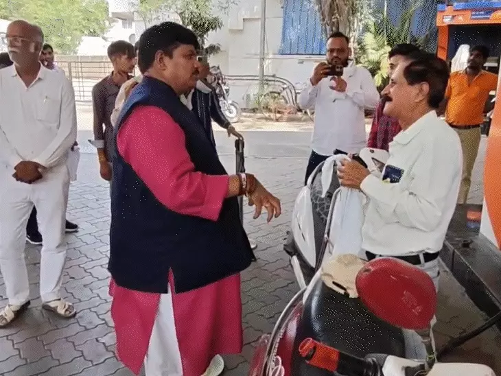 उज्जैन सांसद अनिल फिरोजिया ने दिया फ्यूल बचाने का संदेश, ई-बाइक से पहुंचे पेट्रोल पंप