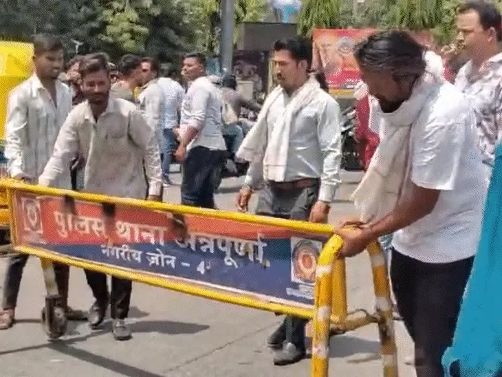 इंदौर में भाजपा नेता और ट्रैफिक पुलिस के बीच विवाद, हंगामे के बाद दो पुलिसकर्मी निलंबित