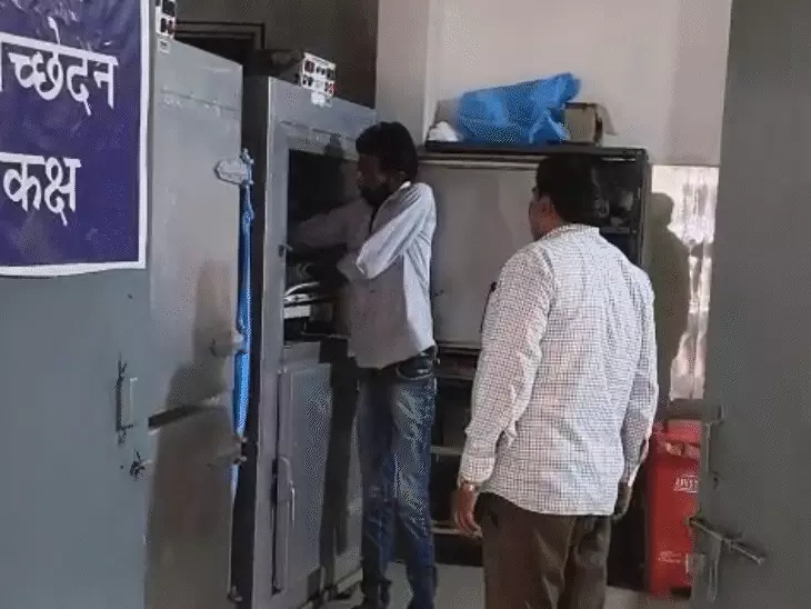 अस्पताल में 4 दिन तक मर्चुरी में पड़ा रहा नवजात का शव, पिता बोला- कर्ज के कारण बंधक बना रखा था