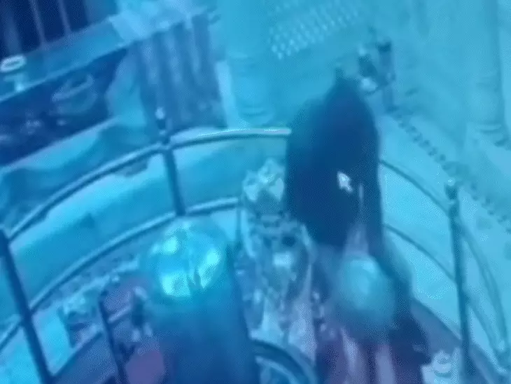 जबलपुर के प्रज्ञाधाम मंदिर में दो बार चोरी: CCTV में कैद हुआ चोर, लोगों में आक्रोश