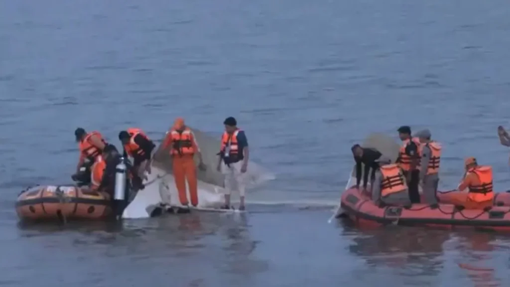 MP Cruise Accident: कार्रवाई तेज, पायलट समेत 3 बर्खास्त, 4 लोग अब भी लापता