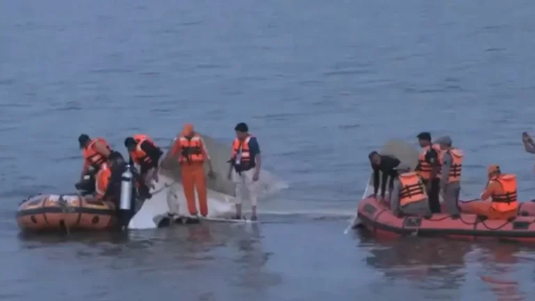 MP Cruise Accident: कार्रवाई तेज, पायलट समेत 3 बर्खास्त, 4 लोग अब भी लापता
