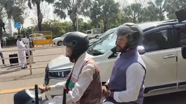 Ranchi Airport पर नई सुविधाओं का शुभारंभ आज, केंद्रीय मंत्री संजय सेठ की स्कूटी पर नजर आए उड्डयन मंत्री