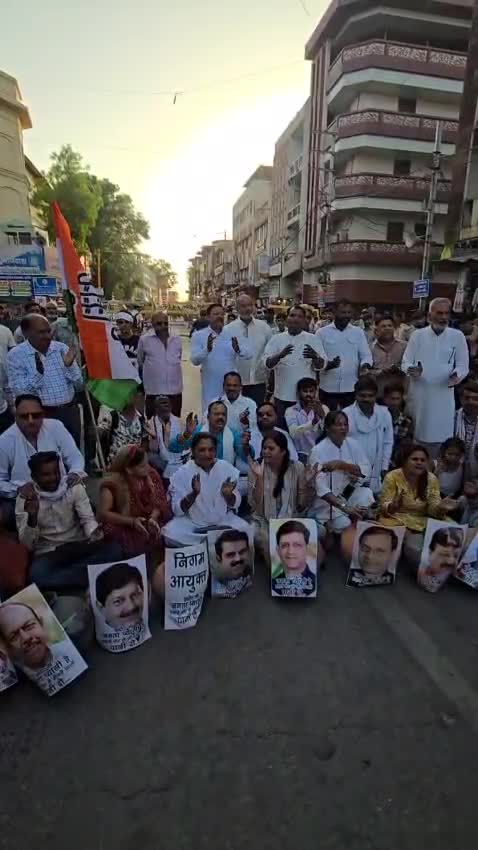 इंदौर में पानी संकट पर कांग्रेस का प्रदर्शन, राजबाड़ा में धरना; महिलाओं ने खाली मटके लेकर जताया विरोध