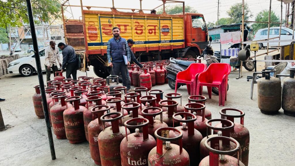 Bhopal में गैस सिलेंडर से भरा ट्रक जब्त, न्यू मार्केट में खड़ा मिला वाहन; 211 सिलेंडर बरामद
