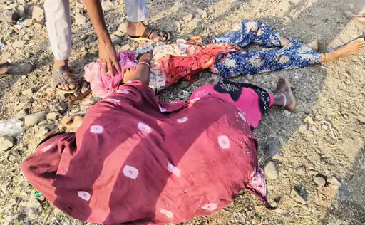 रतलाम में दर्दनाक हादसा: ओवरलोड ऑटो पलटा, 15 साल की किशोरी की मौत; 6 लोग घायल