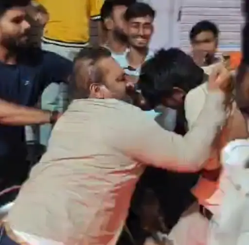 गुना में चेन स्नैचर को लोगों ने दौड़ाकर पकड़ा: महिला की चेन छीनकर भाग रहा था बदमाश, जमकर हुई धुनाई
