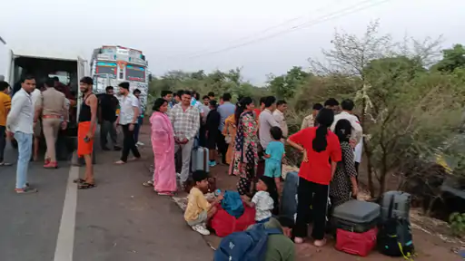 गुना में खाई में गिरी स्लीपर बस, 5 गंभीर घायल: महाकाल दर्शन को जा रहे श्रद्धालुओं में मची चीख-पुकार