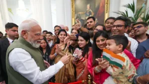 PM Modi France Visit: फ्रांस पहुंचे प्रधानमंत्री मोदी, भारतीय समुदाय ने किया भव्य स्वागत