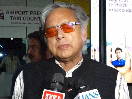 थरूर का बयान: ‘हर कार्यक्रम में वंदे मातरम गाना लोगों के लिए बोझिल’, बोले- सहमति से निकले समाधान
