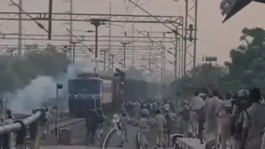 Patna Railway Station पर छात्रों का हंगामा, 6 घंटे तक रुकी ट्रेनें