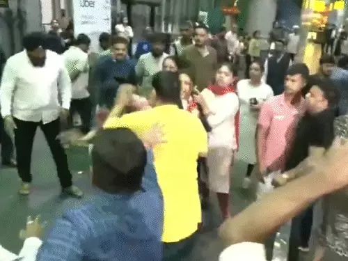 Kolkata Airport Clash: Abhishek Banerjee के पहुंचने से पहले TMC-BJP कार्यकर्ताओं में झड़प, TMC के 3 बैंक अकाउंट फ्रीज