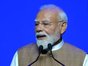 PM Modi in Paris: 25 करोड़ भारतीयों को गरीबी से बाहर निकालने का दावा, आवास योजनाओं की सफलता का किया जिक्र