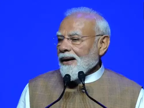 PM Modi in Paris: 25 करोड़ भारतीयों को गरीबी से बाहर निकालने का दावा, आवास योजनाओं की सफलता का किया जिक्र