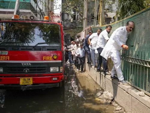 Delhi होटल आग हादसा: गले लगे मिले कपल के शव, इलाज के लिए आए थे; 21 लोगों की मौत