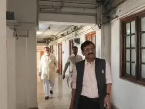 Maharashtra Politics: बागी सांसदों का बड़ा दावा, कहा- ठाकरे गुट कांग्रेस में विलय चाहता है