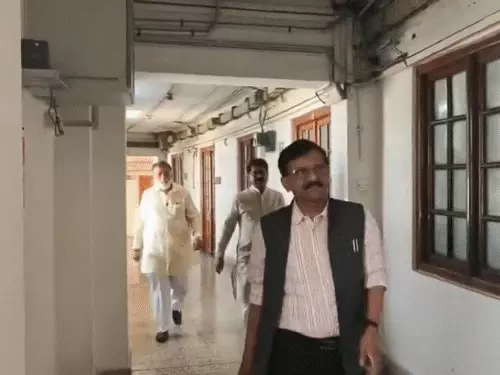 Maharashtra Politics: बागी सांसदों का बड़ा दावा, कहा- ठाकरे गुट कांग्रेस में विलय चाहता है