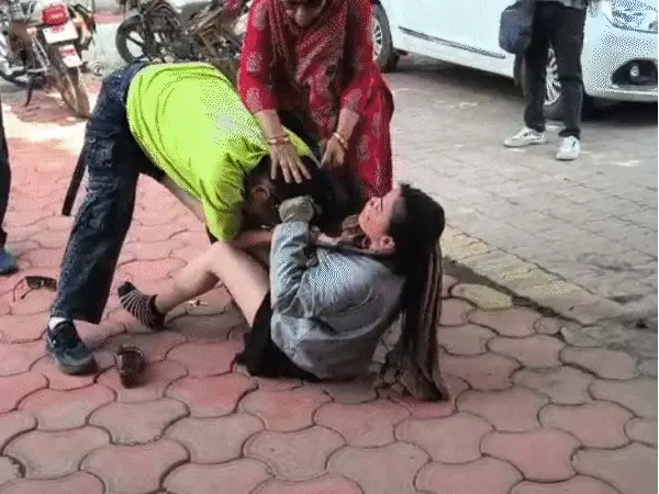 जबलपुर SP ऑफिस में जनसुनवाई के दौरान दो महिलाओं में मारपीट, परिसर में मचा हंगामा