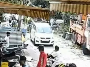 Indore में गैस पाइपलाइन ब्लास्ट: सोशल मीडिया इनफ्लुएंसर समेत 4 लोग झुलसे, VIDEO वायरल