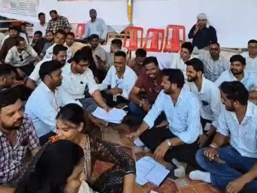 Bhopal में व्यावसायिक ट्रेनर्स का विरोध: “25 हजार मिल रहे हैं तो 20 हजार सैलरी क्यों?”