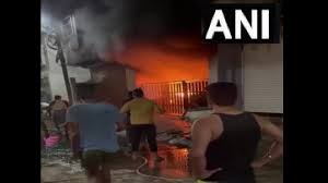 Indore Fire EV शोरूम में आग से मचा हड़कंप, लोगों को दूसरी बिल्डिंग से निकाला गया