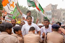 Bhopal Protest चुनाव आयोग दफ्तर के बाहर RSS Dress टांगकर कांग्रेस का विरोध