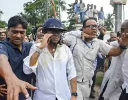 Bengal Politics: TMC नेता Soumitra Banerjee पर Egg Attack, कोर्ट के बाहर हंगामा