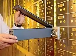UP Bank Locker Scam: 96 Gold Packets गायब, करोड़ों की हेराफेरी का शक