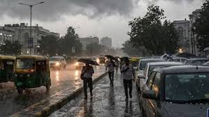 IMD Weather Update: 14 राज्यों में भारी बारिश का Red Alert, Delhi-NCR में तेज हवाएं बढ़ाएंगी परेशानी