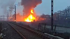 Pipeline Fire in Bengal: भीषण आग से दहला इलाका, 2 की हालत गंभीर, ट्रेन संचालन प्रभावित