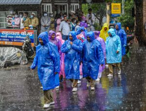 देश के कई हिस्सों में मानसून की रफ्तार धीमी पड़ गई है। मौसम विभाग के आंकड़ों के अनुसार, फिलहाल देश के करीब 40 प्रतिशत क्षेत्र में सामान्य से कम बारिश दर्ज की गई है। राजस्थान, मध्य प्रदेश, गुजरात और कर्नाटक के कई इलाकों में बादलों की गतिविधि कमजोर बनी हुई है, जिससे किसानों और आम लोगों की चिंता बढ़ गई है। विशेषज्ञों का कहना है कि मानसून की प्रगति पिछले कुछ दिनों से धीमी है और कई राज्यों में अपेक्षित बारिश नहीं हो पा रही है। इसका असर खेती-किसानी के साथ-साथ जल स्रोतों पर भी पड़ सकता है। मध्य प्रदेश, राजस्थान और गुजरात में कम बारिश मध्य प्रदेश, राजस्थान और गुजरात के कई जिलों में पिछले दिनों से बारिश की गतिविधियां बेहद सीमित रही हैं। कई क्षेत्रों में बादल तो बन रहे हैं, लेकिन पर्याप्त वर्षा नहीं हो रही। इससे खरीफ फसलों की बुवाई पर असर पड़ने की आशंका जताई जा रही है। किसान मानसून की सक्रियता बढ़ने का इंतजार कर रहे हैं, क्योंकि जून का महीना खेती के लिहाज से बेहद महत्वपूर्ण माना जाता है। कर्नाटक में भी कमजोर पड़ा मानसून दक्षिण भारत के कुछ हिस्सों में भी मानसून की स्थिति उम्मीद के मुताबिक नहीं है। कर्नाटक के कई क्षेत्रों में बारिश का स्तर सामान्य से नीचे बना हुआ है। इससे जलाशयों और कृषि गतिविधियों पर असर पड़ सकता है। तेलंगाना में 7 दिनों से अटका मानसून मौसम विशेषज्ञों के अनुसार, मानसून पिछले करीब 7 दिनों से तेलंगाना क्षेत्र में ठहरा हुआ है। इसके आगे बढ़ने की गति धीमी होने के कारण उत्तर और मध्य भारत के कई हिस्सों में बारिश का इंतजार लंबा हो गया है। हालांकि मौसम विभाग का अनुमान है कि आने वाले दिनों में अनुकूल परिस्थितियां बनने पर मानसून फिर से सक्रिय हो सकता है और कई राज्यों में बारिश की गतिविधियां बढ़ सकती हैं।