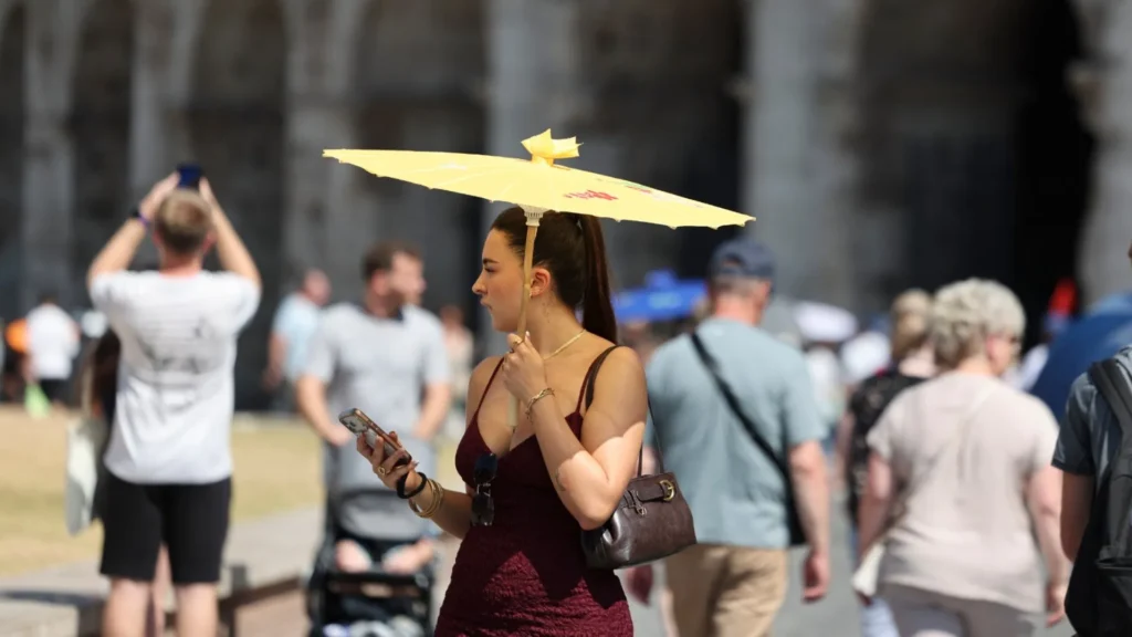 Heat Wave in Europe: यूरोप में भीषण गर्मी का कहर, AC के लिए मची होड़; फायर ब्रिगेड की गाड़ियां छिड़क रहीं पानी