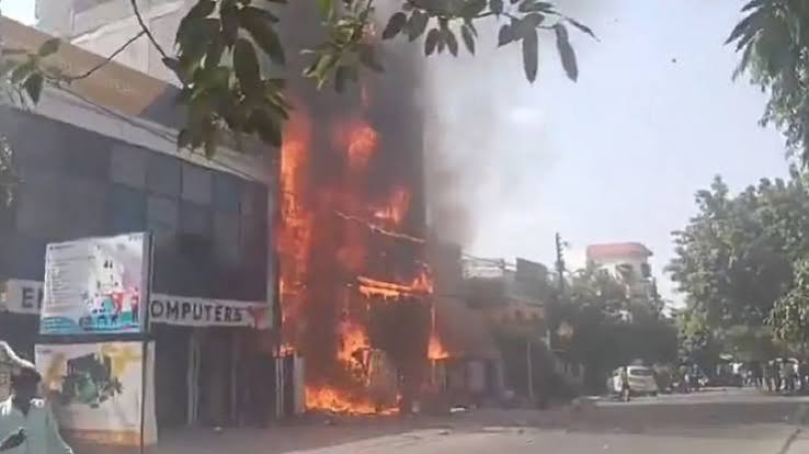 Lucknow Fire Tragedy: आग से हिला शहर, 4 अफसर सस्पेंड और 4 आरोपी गिरफ्तार