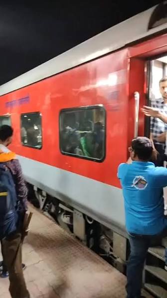 Madhya Pradesh : ट्रेन में अफरा-तफरी के बीच बड़ा हादसा, पत्नी और बेटे को आंखों के सामने ट्रेन ने कुचला