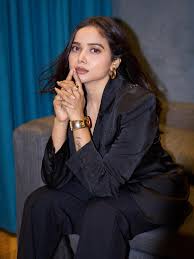 Manisha Rani ने झुग्गी में बच्चों संग मनाया बर्थडे | सोशल मीडिया पर वायरल वीडियो