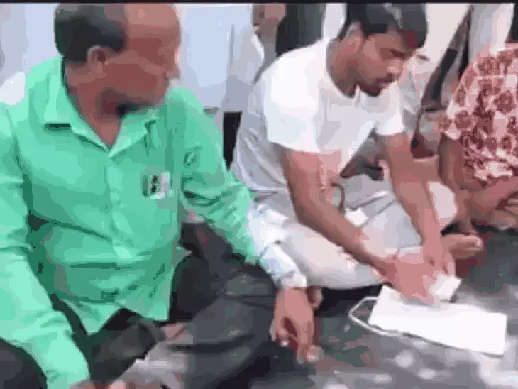Bengal में घूस के पैसे लौटाने लगे TMC नेता, सरकारी योजनाओं में बड़ा घोटाला उजागर