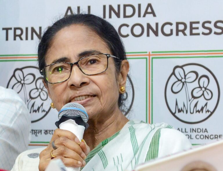 Mamata Banerjee का बड़ा आरोप | TMC विधायकों पर BJP जॉइन करने का दबाव, पुलिस पर डराने-धमकाने का दावा