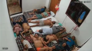Varanasi में 17 अवैध नशा मुक्ति केंद्रों का खुलासा, मानसिक रोगियों को जंजीरों से बांधकर रखने का आरोप