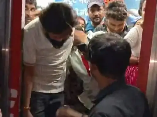 मदनमहल रेलवे स्टेशन की लिफ्ट में फंसे यात्री, 50 मिनट बाद सुरक्षित निकाले गए