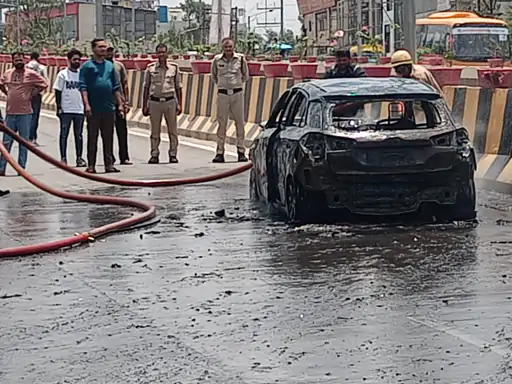 इंदौर फ्लायओवर पर चलती कार में लगी भीषण आग, चालक ने कूदकर बचाई जान