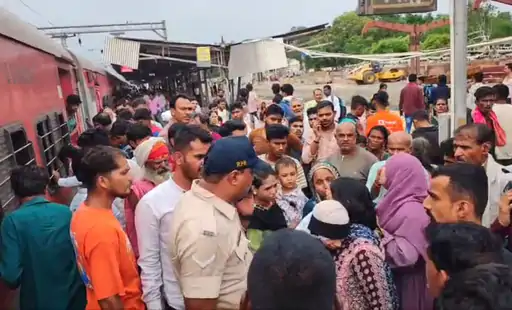 चलती ट्रेन में चढ़ते समय महिला फिसली, प्लेटफॉर्म और ट्रेन के बीच गिरी, समय रहते बची जान