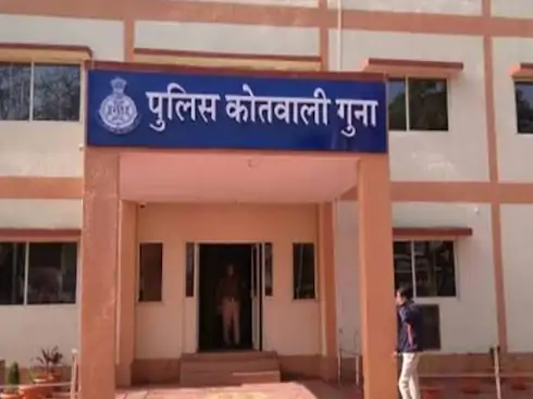 गुना में रिश्तेदारों ने पैन कार्ड का किया दुरुपयोग, ट्रैक्टर लोन में फर्जी गारंटर बनाकर लाखों का कर्ज चढ़ाया