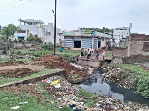 खंडवा में बरसाती नाले पर बने चार रास्तों पर चला बुलडोजर, जुम्मे की नमाज के दौरान हुई कार्रवाई पर उठे सवाल