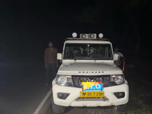 सीहोर में ‘RTO’ लिखी संदिग्ध गाड़ी से अवैध लकड़ी जब्त, तस्कर जंगल में फरार