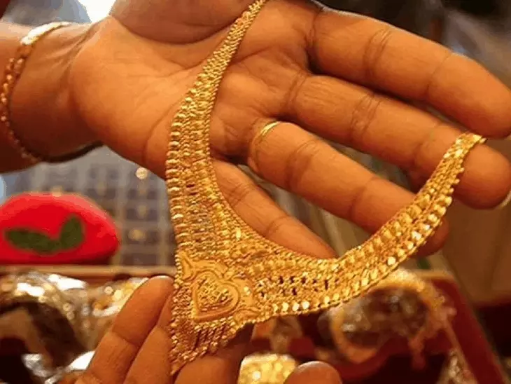Gold Price Today: सोना ₹824 सस्ता, चांदी में मामूली तेजी; जानें आज के ताजा भाव