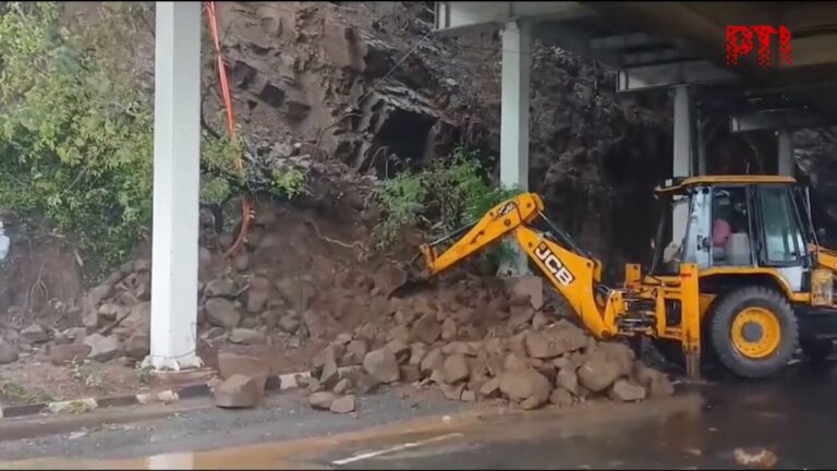 Navi Mumbai Rain: CBD Belapur में Landslide, Metro Pillar के पास मलबा गिरने से Traffic Diversion